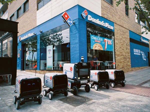 Domino's Pizza se alía con Goggo Network para repartir pedidos con robots autónomos en Alcobendas